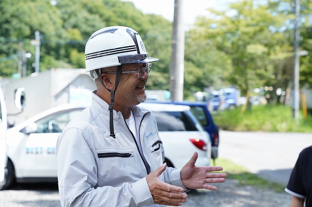 社長が作業着で談笑されている様子