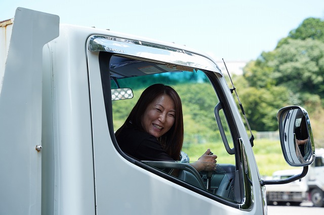 女性ドライバー　笑顔